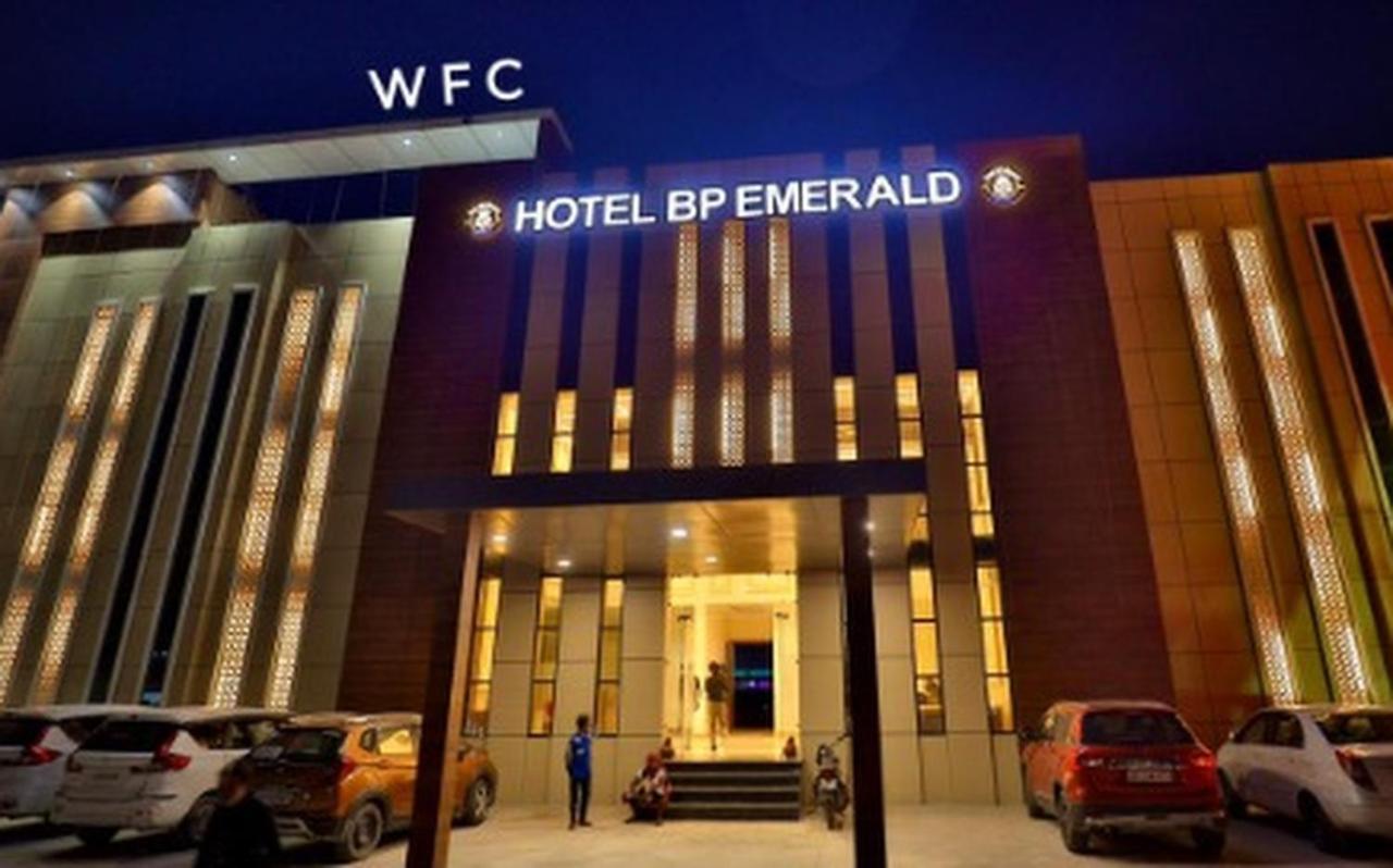 Hotel B P Emerald Mathura Exteriér fotografie