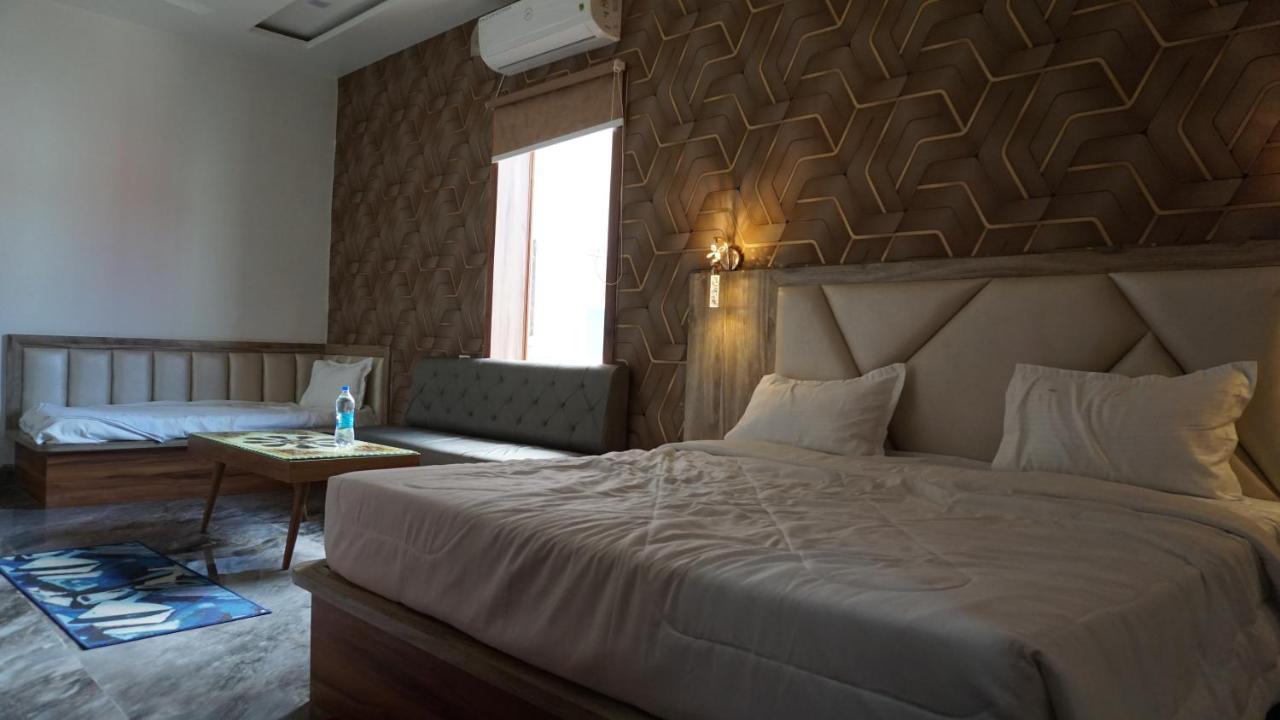 Hotel B P Emerald Mathura Exteriér fotografie