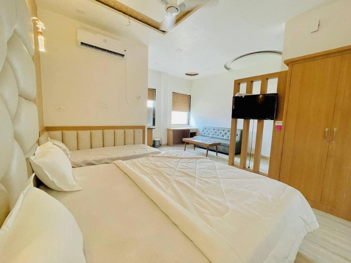 Hotel B P Emerald Mathura Exteriér fotografie