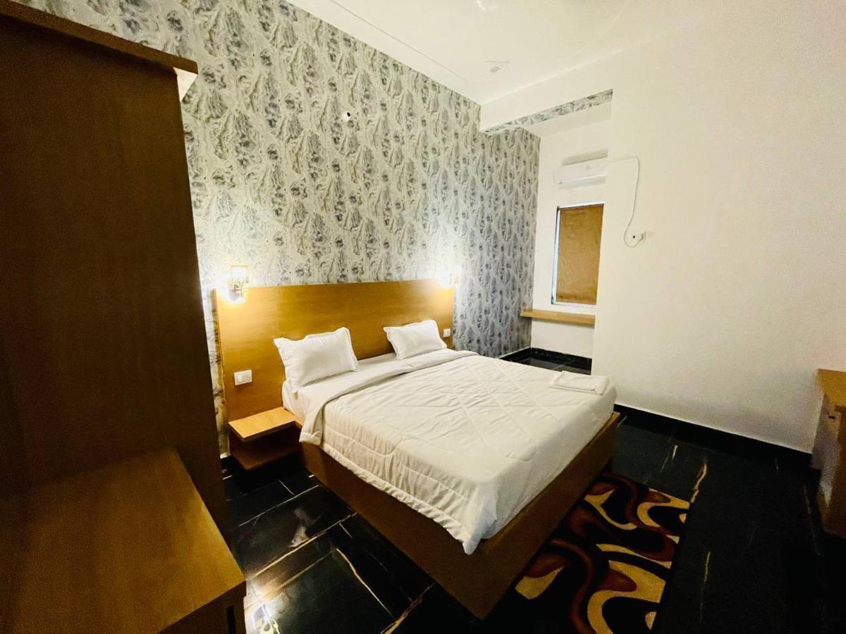 Hotel B P Emerald Mathura Exteriér fotografie