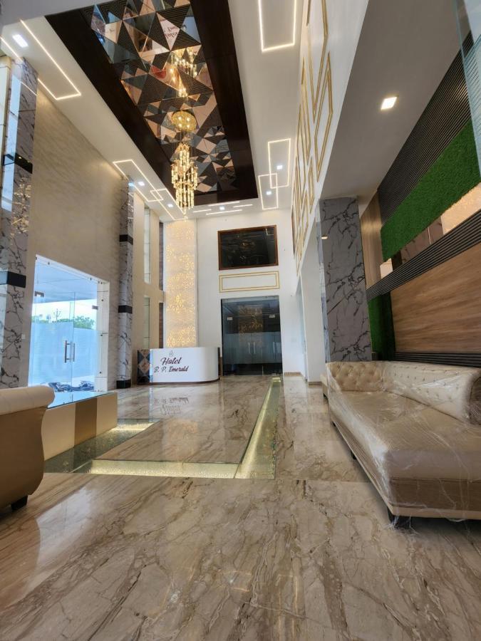 Hotel B P Emerald Mathura Exteriér fotografie